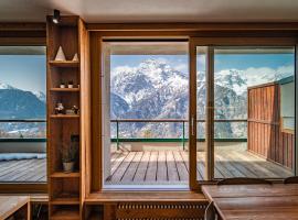 Luxury 9-Bed Apartment Steps from Ski Slopes with Parking & Ski Box, hotel a Mollières