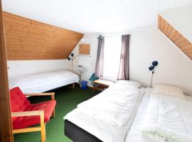 Isansgardur Triple Room Shared Bathroom, hotel a Sandur