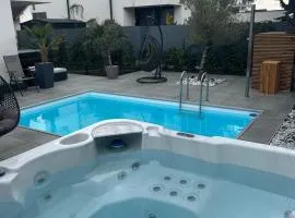 Moderní vila s bazénem a vířivkou