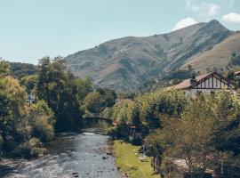Hôtel Arcé - Piscine , Padel, Cheminée, hotelli kohteessa Saint-Étienne-de-Baïgorry