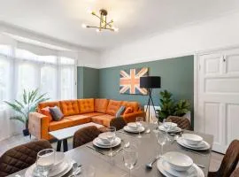 Stylish 5 Bed Home in Forest Hill by Amber Stays, Perfect for Business & Contractors Sleeps 16!