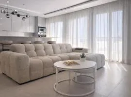 Sharksproperties Luxury 3BR Ocean View Apartment with Rooftop Pool 6 Guests