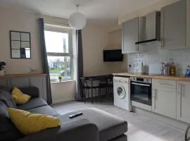 Claremont I Modern Pet Friendly Apartment with Free Parking Sleeps 6