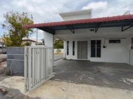 Wazni Homestay 3 airconds