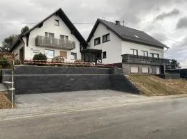 1927Apartments mit Blick auf die Nürburgring Nordschleife und fußläufig zum GP-Fahrerlage