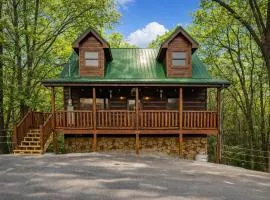 Bearadise-Private Hot Tub Cabin with 2 LED Decks, Pool Table, Board Games and Wet Bar