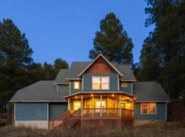 Cozy Family Cabin Deck & Fire Table Sleeps 10, hotell i Flagstaff