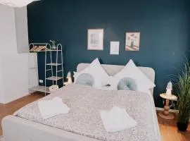 Deluxe Apartment Mainz I 2 BR I 7P I Zentral I Küche I WiFi I Nähe Zollhafen I helloYOU apartments x BRIGHT Collection