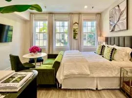 THE GREEN ROOM - Peaceful Poolside Studio at Historic Residence, 24x7 Reception, Parking Spot