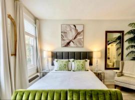 The Green Room - Pool View Studio with Parking Spot at 1920s Historic Residence on Palm Beach Island, Hotel in Palm Beach