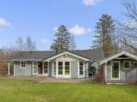 Nice Home In Hornbæk With Wifi