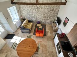 Logis du Pressoir SAINTE SUZANNE, hotel di Sainte-Suzanne