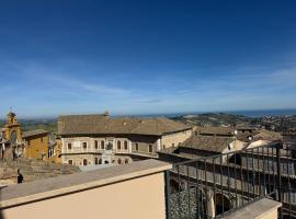 Appartamento panoramico nel cuore di Fermo, hotel a Fermo