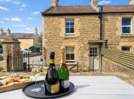 Heron Stays Bath- Charming Village Cottage, 3 Bedrooms, Parking, Garden, Just 3 Miles to Bath Centre, Sleeps 6