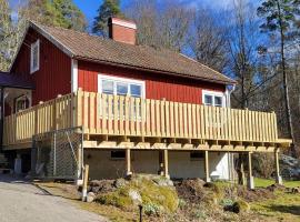 Nice idyllic house, hotel en Näsum