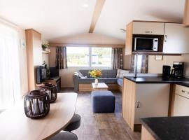 Modern Chalet Inn een Groene Oase van Rust!: Hoogersmilde şehrinde bir otel