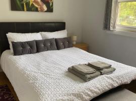 Dog friendly 1 bed cottage with a king sized bed, hotel Gargunnockban