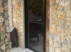coconut tree cabins, hotel in Coxen Hole