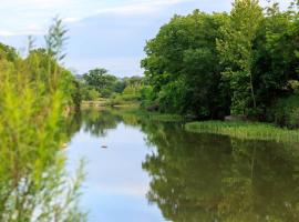 Sage: Peaceful Hill Country Retreat with Hot-Tub! โรงแรมในMorris Ranch