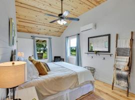 Luxurious Cottage on 3-Acre's in Fred Wine Country โรงแรมในLuckenbach