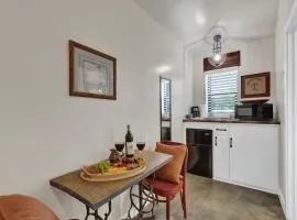 Rojo-Charming unit walking distance to Main St!