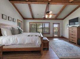 Ranch Retreat Combo with Stunning Creek View-Fire Pit โรงแรมในMorris Ranch