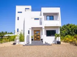 Emerald Blue Villa - Modern 2BR w Rooftop Pool