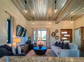 Emerald Blue Villa - Modern 2BR w Rooftop Pool