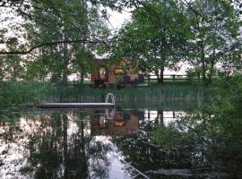 TinyHousebeiDresden in absoluter Alleinlage direkt am Naturteich große Terrasse Grill und Kaminofen Juni - September Mindestmietzeit 1 Woche Sa- Sa, Hotel in Großharthau