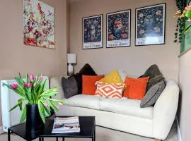 Hidden Retreat - Studio 4 minutes to the beach! Pet friendly!