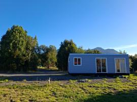 Tu refugio en el sur, tiny house con vista al Volcán Calbuco a 30 minutos de Puerto Montt – hotel w mieście Quillaipe
