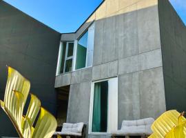 UMI surf yoga house Doniños beach, hotel en Ferrol