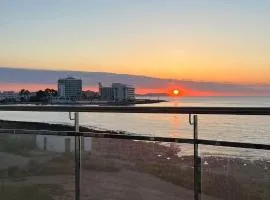 Upscale 3 bedroom front line sea with sunset view