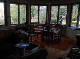 Unusual house sleeps 12, hotel din Grosley-sur-Risle