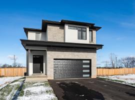 Luxury 4BR Retreat Minutes From Niagara Falls, hotel di Niagara Falls