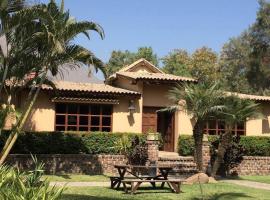 Spacious 5BR Retreat Pool BBQ & Games, viešbutis mieste Santa Eulalija