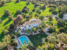 Capers Villa, hotel v destinácii Latchi