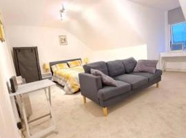 Modern Stay in Ashford Town Centre 5min to Station, Hotel in Kent