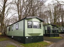 Quiet Lakeside Cabin - Parking, Dog Friendly, WiFi, Walk to Town, hotel Bowness-on-Windermere-ben