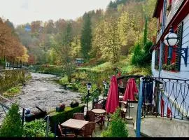 Historisches Fachwerk Haus am Fluss