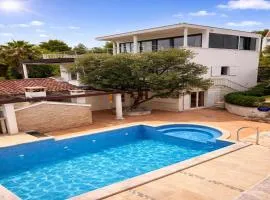 Luxury Garden Villa 50m from the Beach