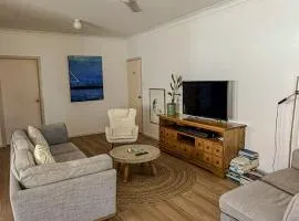 Group Retreat Sleeps 10 Beside Golf And Bowls