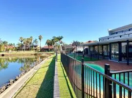 Lakefront 6B4B House by GoodLive