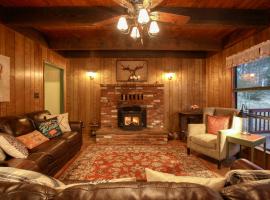 Beautiful 4BR Cabin with Mountain Views Near Shaver Lake and China Peak Pet Friend Fast WiFi Free Parking, hotel di Auberry