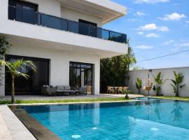 Villa de luxe piscine chauffée & Jacuzzi & Petit déjeuner, viešbutis Fese