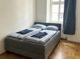 Stylish 1BR City Apartment for 5, Great Location