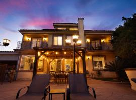 Casa de Palmas spacious oasis with heated pool, отель в городе Северный Голливуд