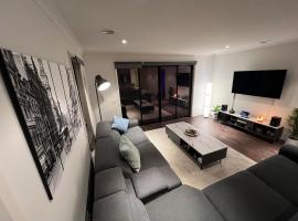 Cosy Family Home Entire Home, Hotel in Wyndham Vale