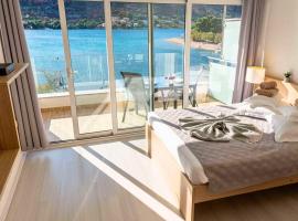 Viesnīca Holidays Roko - Sea View Apartments with Pool pilsētā Grebaštica