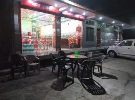Hotel Navya Dhruv, hotel en Barkot